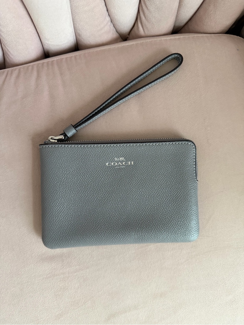 ⭐️FREE SHIPPING⭐️ COACH ORG RETAIL $78 Gray Leather Corner Zip